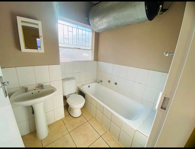 2 BEDROOM PROPERTY TO RENT IN KEMPTON PARK CENTRAL